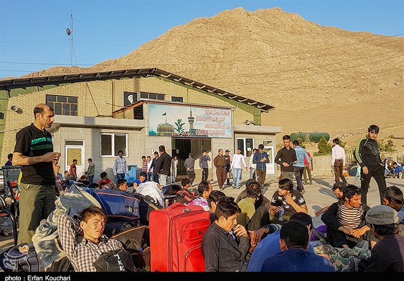 گزارشی از قلب اردوگاه مهاجران در تهران؛ افغانستانی‌ها برای ترک ایران صف کشیده‌اند