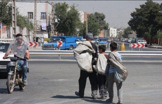 کودک مهاجر و کودک کار در ایران... وضعیت کودکان مهاجر افغانستانی که در ایران به کودکان کار تبدیل می‌شوند.