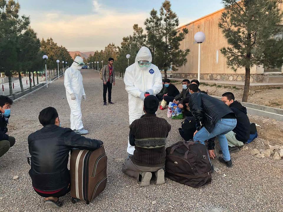 مهاجران افغانستانی در بازگشت به افغانستان در مرز اسلام قلعه
