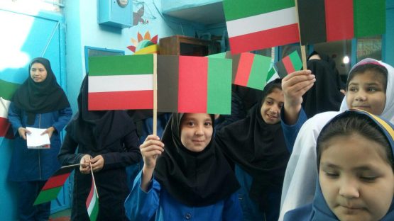 دانش‌آموزان ایرانی و افغانستانی در کنار هم