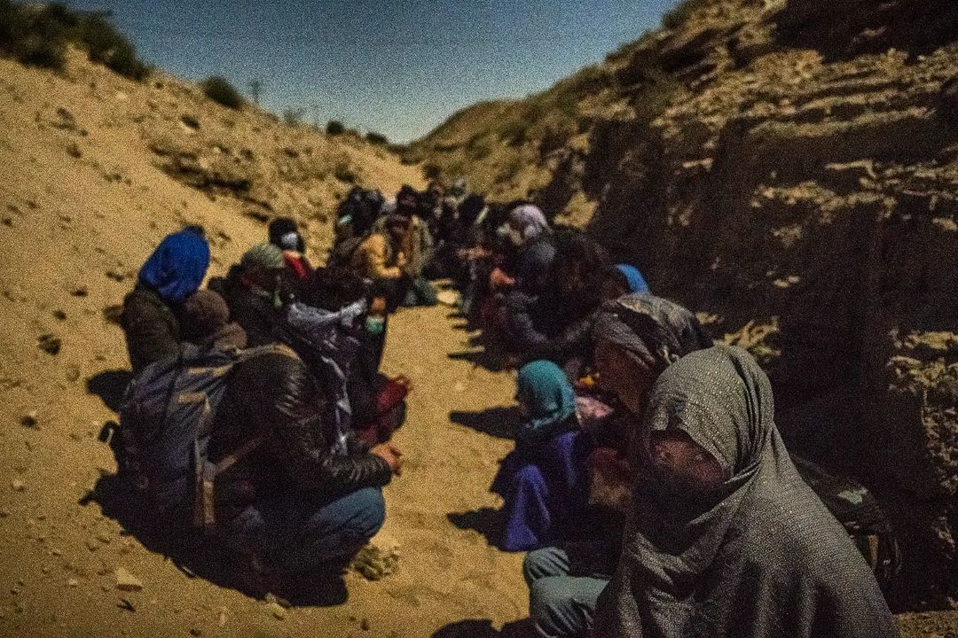 در چند صد متری مرز ایران، مهاجران در ستیغ کوه‌ها منتظر چراغ سبز قاچاقبران هستند تا بتوانند غیرقانونی از مرز عبور کنند.