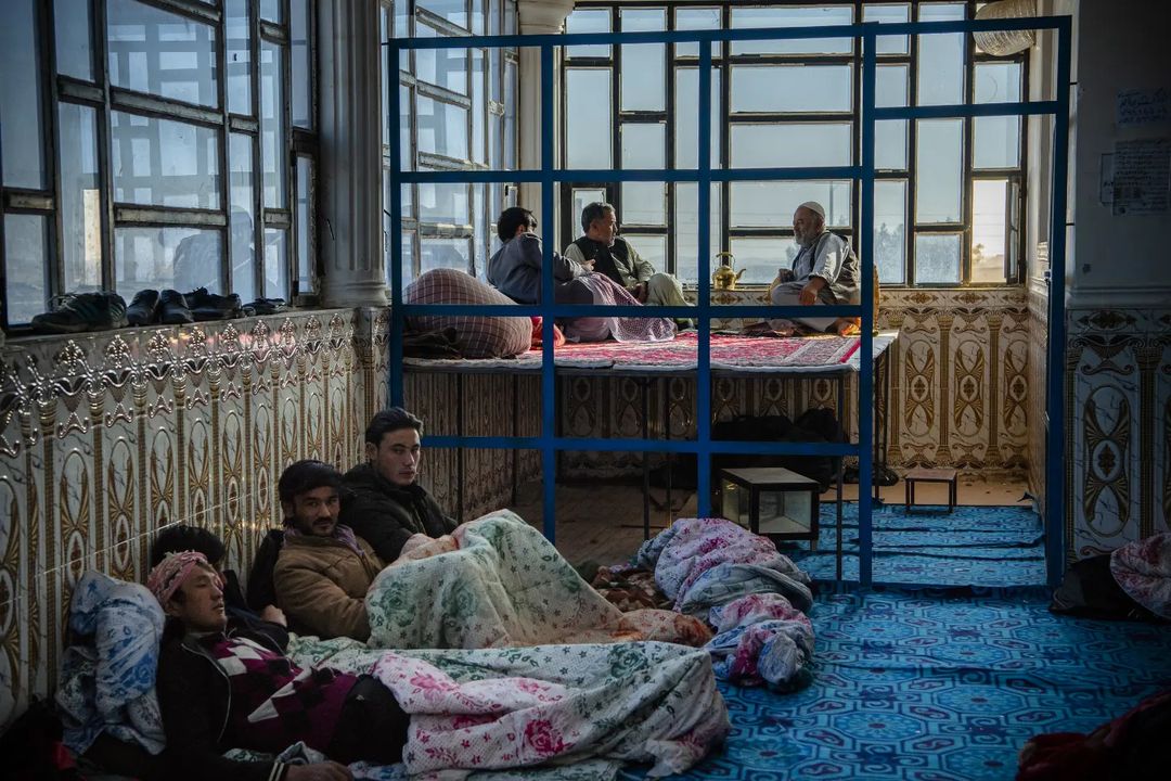 سالن پشتی یک مسافرخانه که عمدتا توسط مهاجران و قاچاقبران مورد استفاده است.