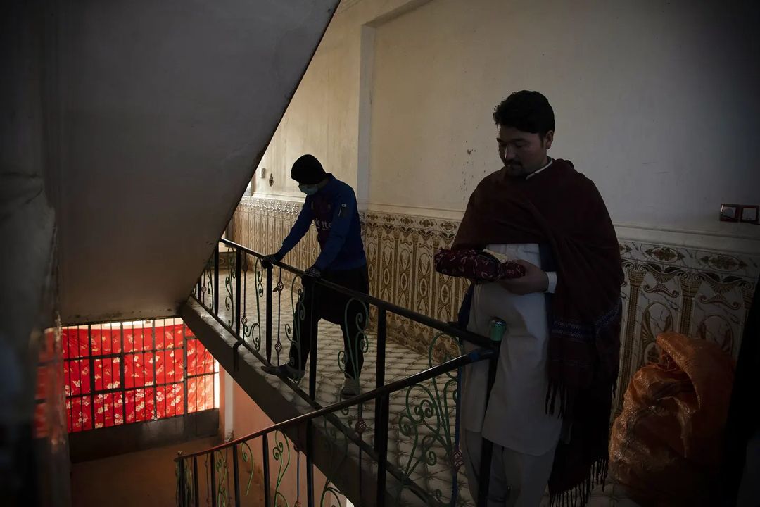 قبل از ترک هتل، مهاجران قرآن را می‌بوسند و از زیرش رد می‌شوند. یک سنت برای محافظت مسافران در طول سفرشان