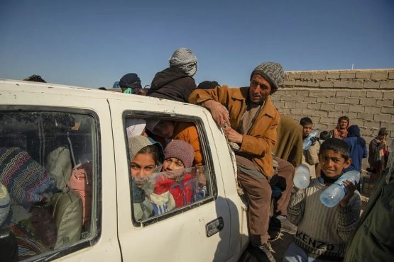 ۳۰ نفر سوار بر یک وانت برای طی مسیر سه ساعته تا مرز پاکستان. مرد خانواده در قسمت عقب و خانواده و بچه‌ها در قسمت جلو.