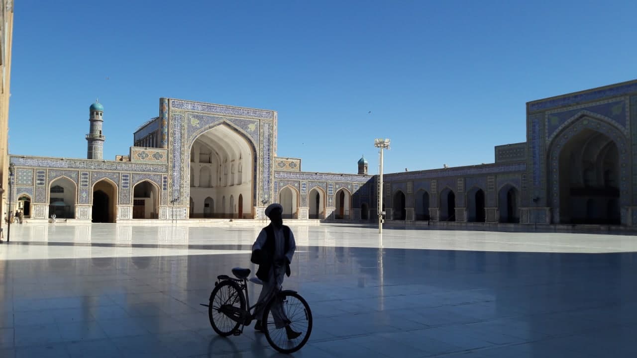 شکوه هرات یعنی عشق ملکه‌ی تیموری به فرهنگ و ساختن. یعنی مسجد جامع هرات. مسجدی که حال و هوای دیگری دارد. محال است از رواق ورودی پا به صحنش بگذاری و زبان به تحسین باز نکنی: وجودت سرشار از احترام می‌شود.
