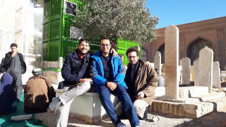 دل می‌طلبد، همان لحظه بنشینی و تمام مناجات‌نامه‌ی پیر هرات را بلند بلند بخوانی، رساله‌ی صد میدانش را همان جا در بر بگیری و از میدان اول (توبه) شروع کنی و زیر آسمان فیروزه‌ای و محوطه‌ی آرام گازرگاه میدان به میدان پیش بروی و برسی به مرحله‌ی فنا و میدان آخر... و عارف شوی.