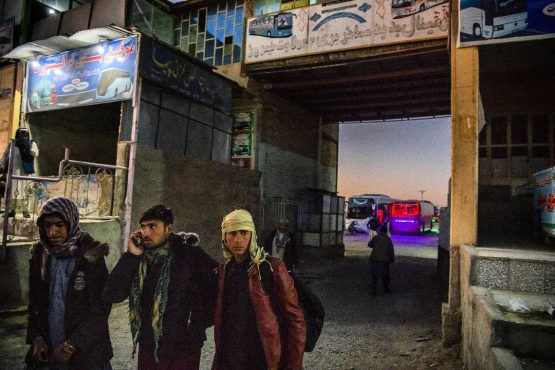 ترمینال اتوبوسرانی در شهر زرنج، جایی که اکثر مهاجران به آن‌جا می‌آیند تا بتوانند غیرقانونی به ایران برسند